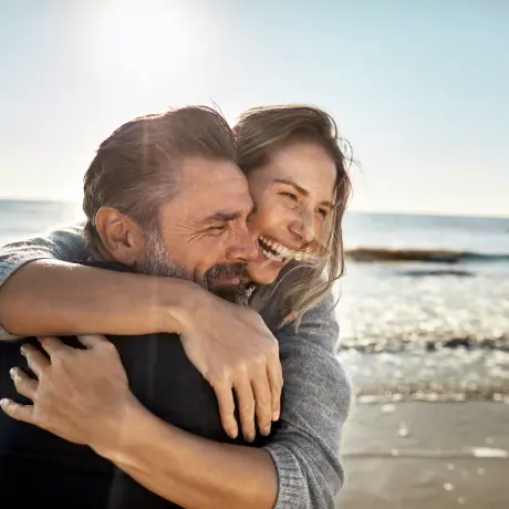 Familie mit zwei Kindern geht am Strand spazieren