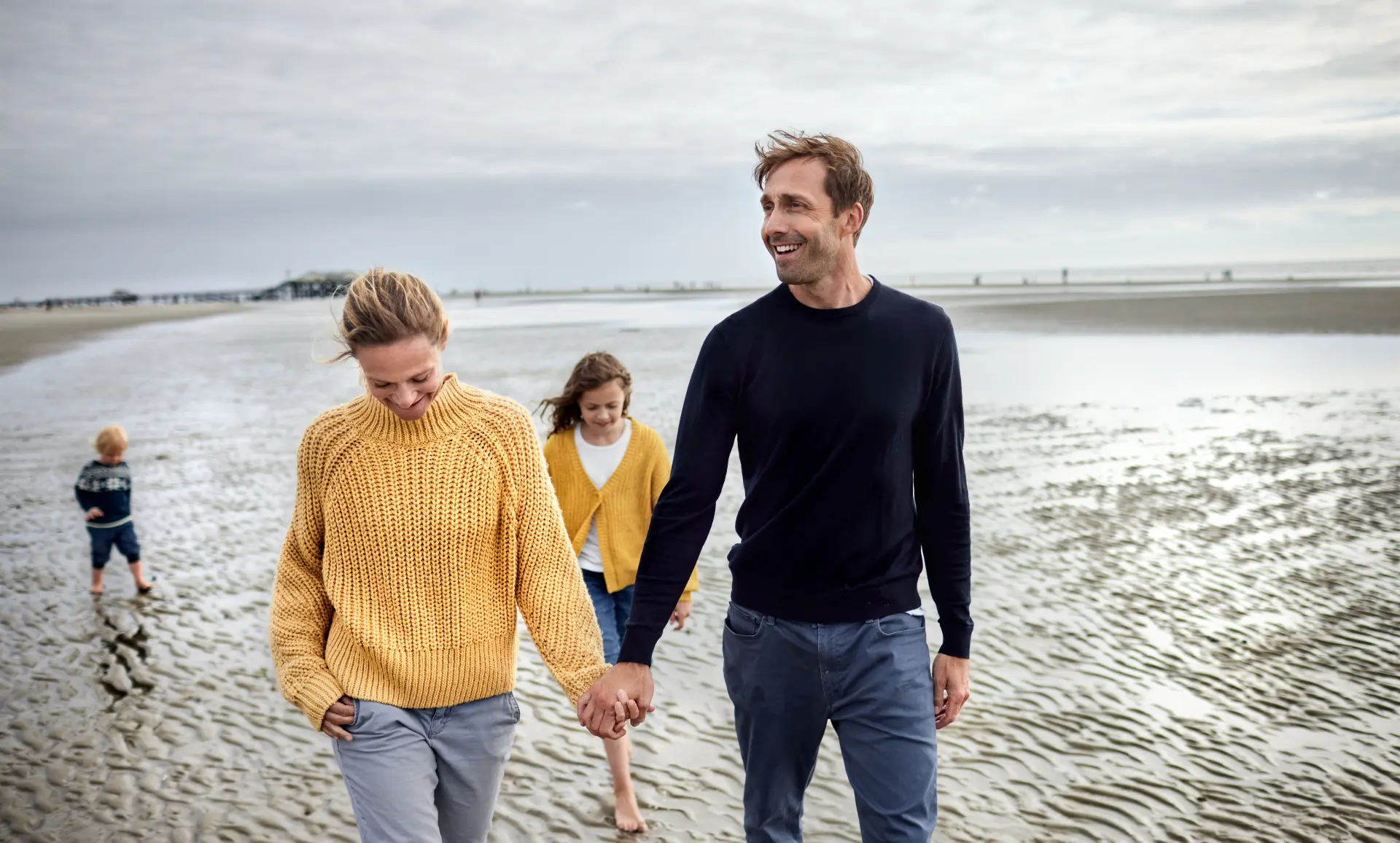 Ein Ehepaar was sich am Strand umarmt.