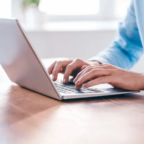 Ein ausgeklappter Laptop wo dran gearbeitet wird