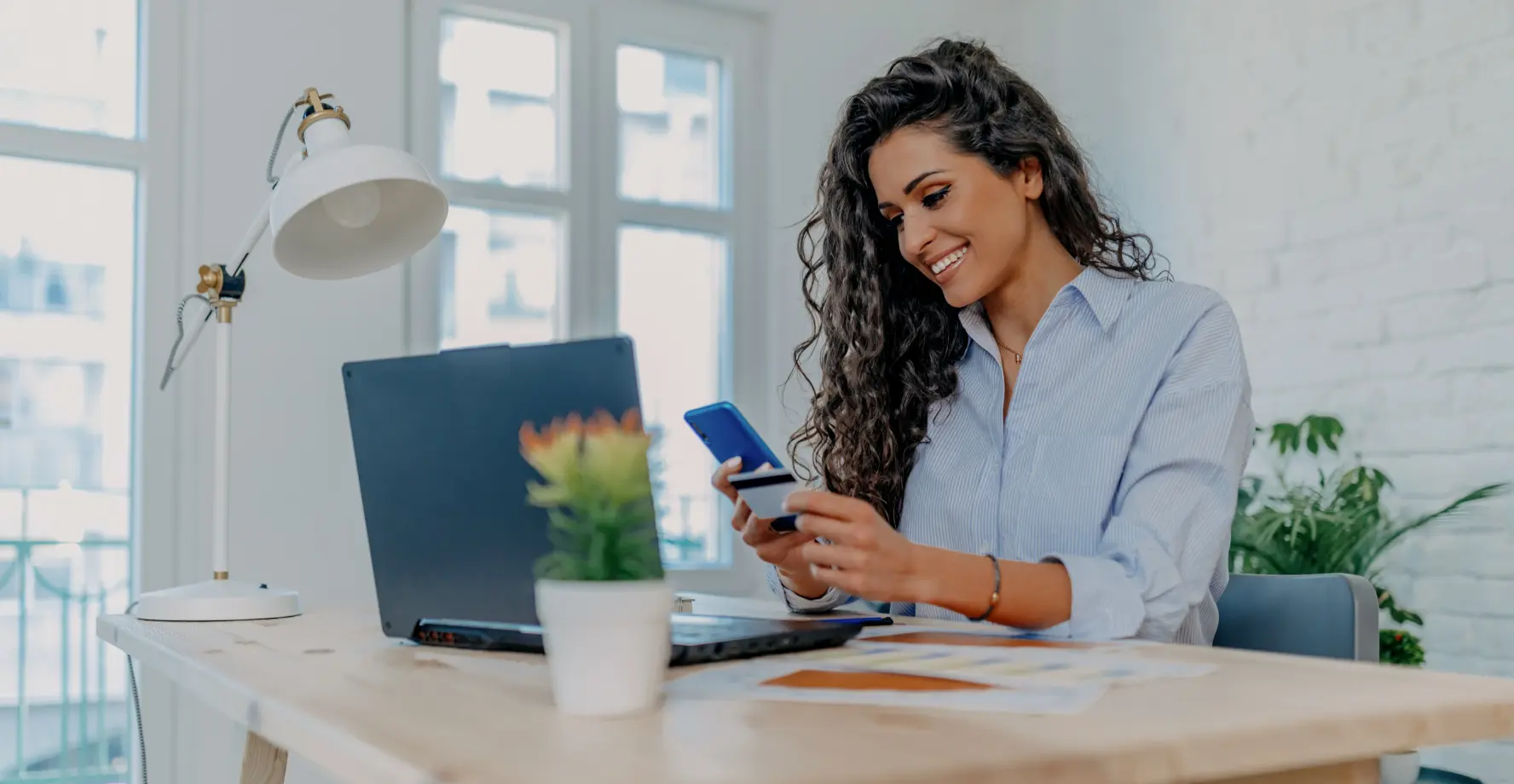 Frau aktualisiert ihre Daten bequem mit dem Handy